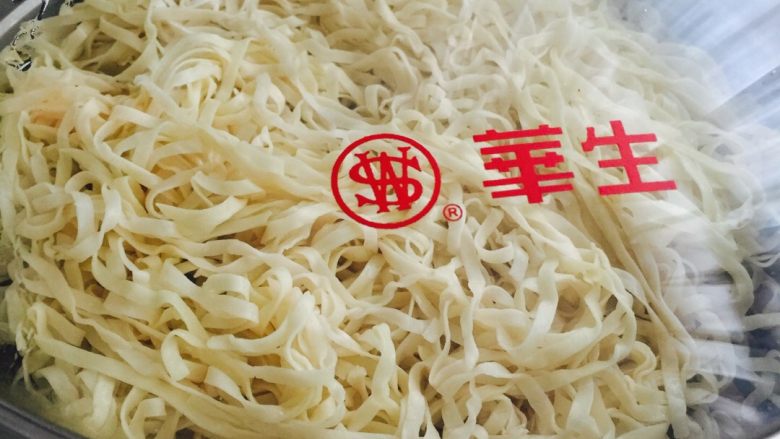 杂蔬、五花肉焖面#面条变身计划#,拌匀后的面条放入锅中大火烧开蒸15分钟后即可……