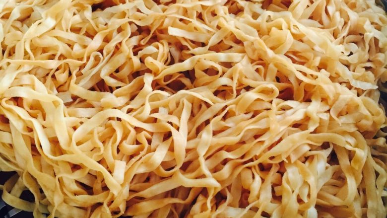 杂蔬、五花肉焖面#面条变身计划#,这是蒸好的面条、我买的是碱面、不喜欢的友友们可以买不带碱的