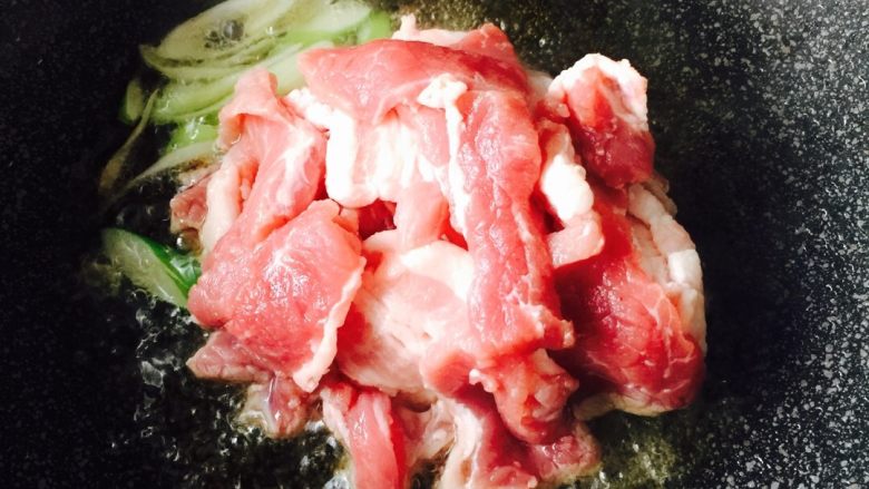 杂蔬、五花肉焖面#面条变身计划#,倒入切好的五花肉片翻炒