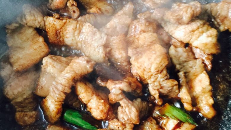 杂蔬、五花肉焖面#面条变身计划#,加入适量的生抽、鸡精和花椒粉炒香……