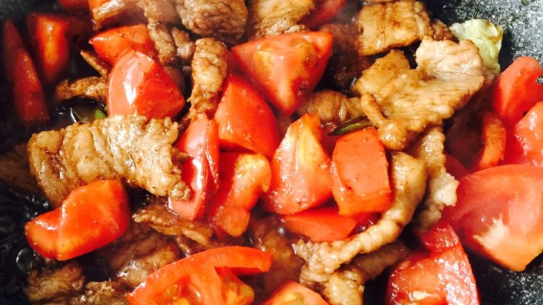 杂蔬、五花肉焖面#面条变身计划#,先把切好的西红柿🍅块炒碎