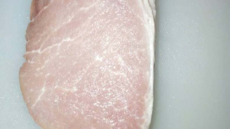 泰式菊花酥肉,<a style='color:red;display:inline-block;' href='/shicai/ 429'>瘦肉</a>一块，买的时候选比较厚的，（我买的是带皮的肉，不是买的纯<a style='color:red;display:inline-block;' href='/shicai/ 429'>瘦肉</a>）