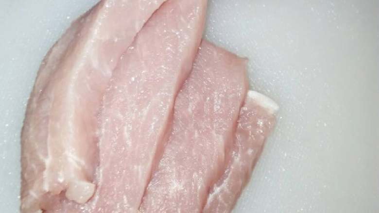 泰式菊花酥肉,从宽的这面下刀，竖着切成四片，底部别切断