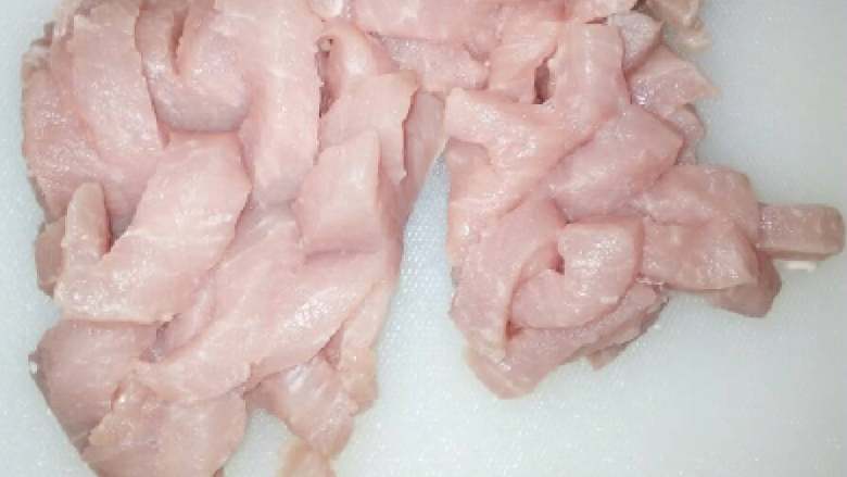 泰式菊花酥肉,再横着切成条，照样别切断底部