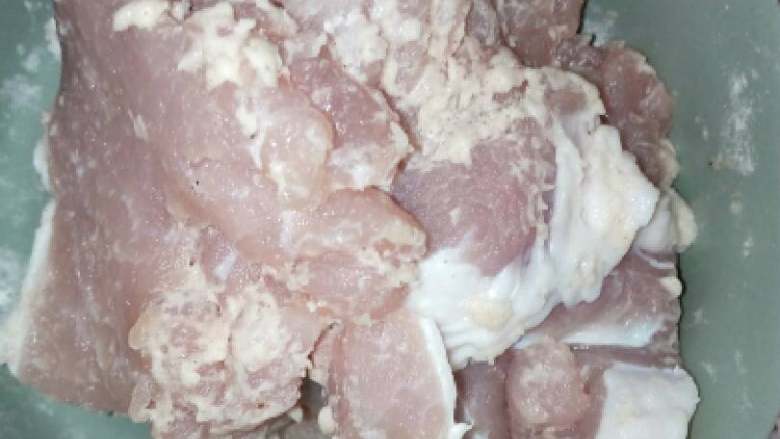 泰式菊花酥肉,切好的肉用盐，<a style='color:red;display:inline-block;' href='/shicai/ 720'>胡椒粉</a>，两勺<a style='color:red;display:inline-block;' href='/shicai/ 519'>面粉</a>抓匀待用