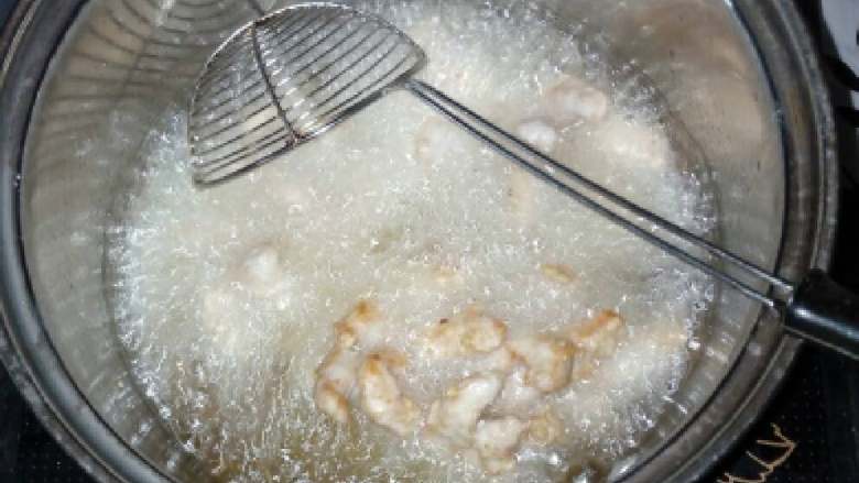 泰式菊花酥肉,锅放适量油烧至七成热，下肉炸至金黄色就可出锅