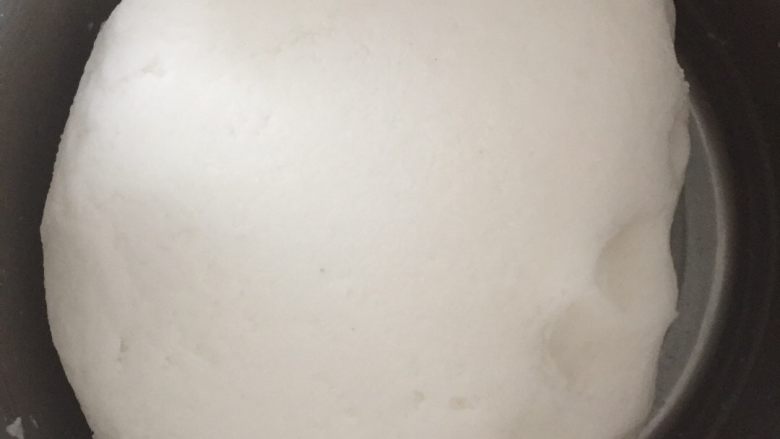 紫薯冰皮月饼(简易版),揉成无颗粒状的面团。