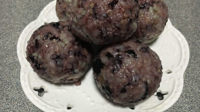 杂米饭团,然后把饭团放手心里滚几下,让饭团裹上黄油