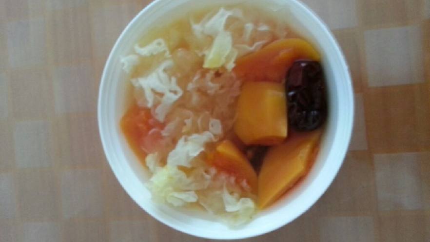 冰糖银耳木瓜汤