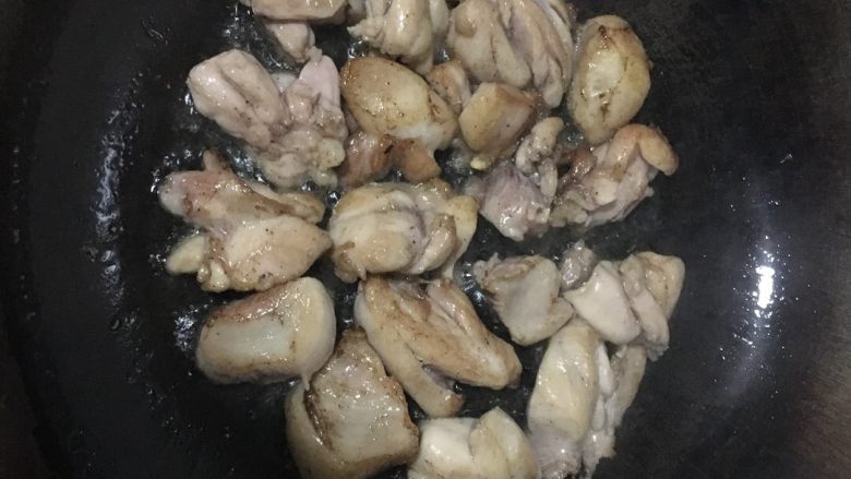 蒜香鸡腿,十分钟后，锅内少许油，鸡腿放入煎至两面金黄，盛出
