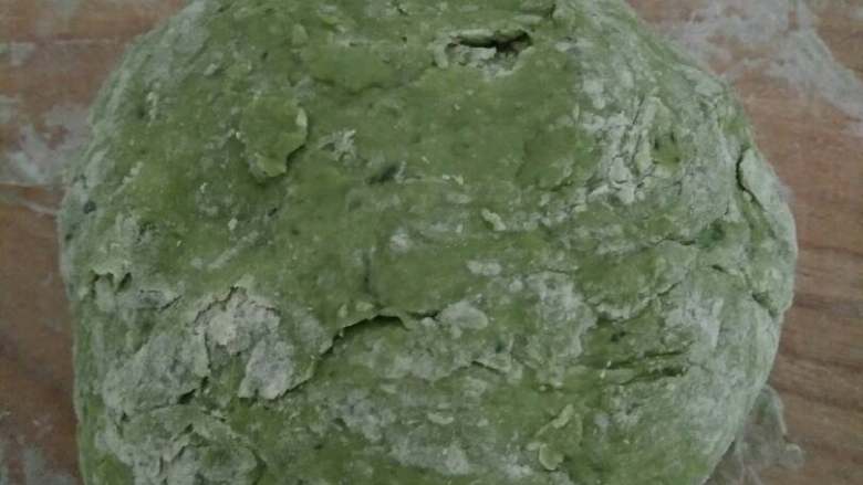 蔬菜饺子,<a style='color:red;display:inline-block;' href='/shicai/ 5598'>小菜</a>用榨汁机榨汁，然后直接到在干<a style='color:red;display:inline-block;' href='/shicai/ 519'>面粉</a>里搅拌，菜汁里的水分足够了，所以不用加水