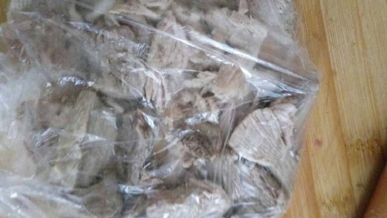 美味肉松,肉煮好后放入塑料袋中,用擀面杖干碎,
