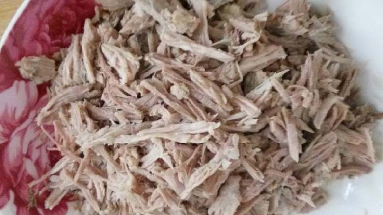 美味肉松,然后再用手撕成小碎柳,(喜欢吃有肉感的,可以撕的大块点)