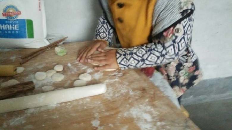 蔬菜饺子,面揉好了，切成小剂子，擀皮
Ps:这个小孩在捣乱