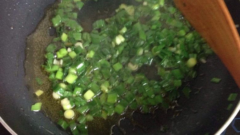 简易炒饭,继续热油锅加入蒜苗和芹菜炒熟,加盐