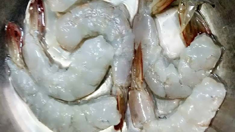 虾骨柔情天妇罗,虾的腹部用厨房剪刀剪一下,用一点点盐腌制一下备用。