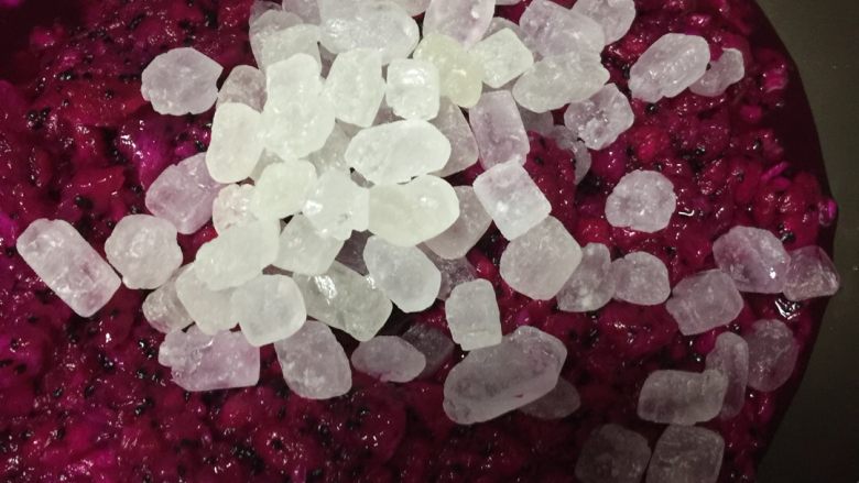 火龙果果酱,水份减少后放入适量的冰糖,如果火龙果甜就少放一点。我大概放了100g,因为我的火龙果不甜。
