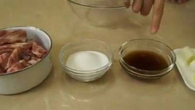 糖醋排骨,第二步:将排骨腌制一下,加入酱油,胡椒粉,料酒,搅拌均匀,腌制20-30分钟