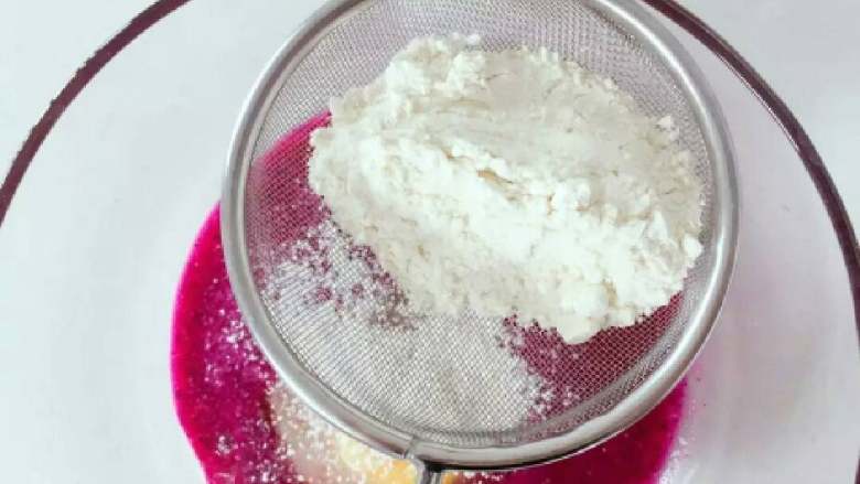 宝宝辅食:红心火龙果班戟,筛入30g面粉