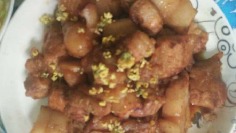 红烧猪肉,烧锅倒油,油开时放入肉块煎炸,捞起待用,
在锅内加入茄子,倒入材料大火烧至成熟,
倒入少许芡粉片刻即好。
