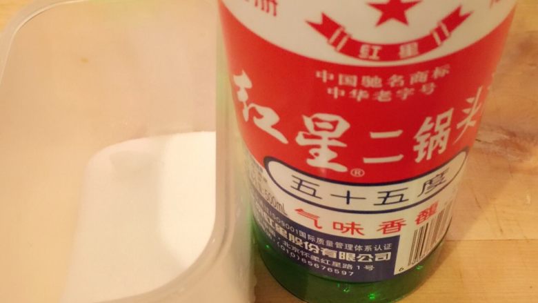 腌制咸鸡蛋#挑战鸡蛋的100种做法#,将每个鸡蛋在酒里浸湿透