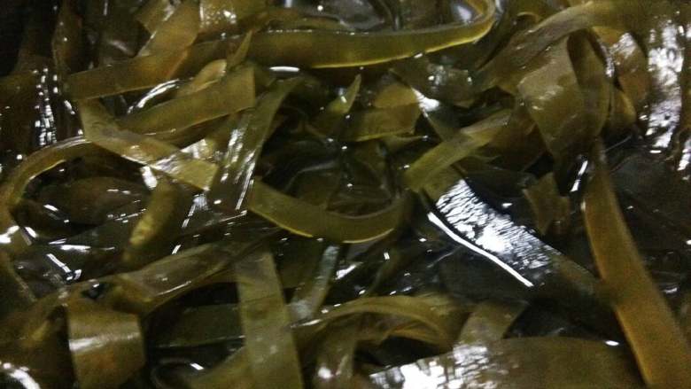 凉拌海带,锅里烧开水,海带焯水后捞起马上放入冷水冲洗一会,控干水