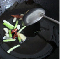 啤酒鸭 ,底油炒香蒜瓣、葱白段、八角、姜片，倒入鸭块加酱油翻炒上色