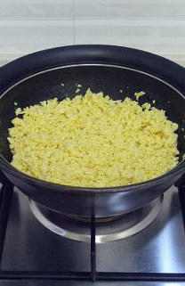 韭菜盒子馅不出水的妙招,鸡蛋打散加入一汤匙清水后打匀,锅中多加些花生油,热后倒入蛋液用筷子划拉着炒熟。