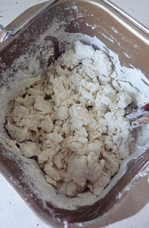 韭菜盒子馅不出水的妙招,将滚水倒入加了盐的面粉中,迅速的用筷子扮成面絮,尽量的烫熟一大部分的面。