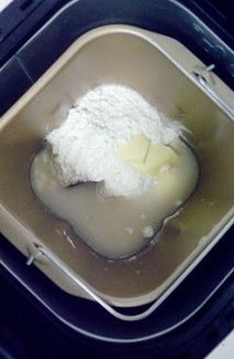 【胡萝卜咸面包】,将除去胡萝卜以外的全部材料放入面包机,和成能拉出薄膜的面团。