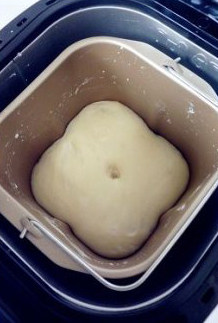 【胡萝卜咸面包】,然后让面团发酵至原来的两倍大,大约两个小时左右。