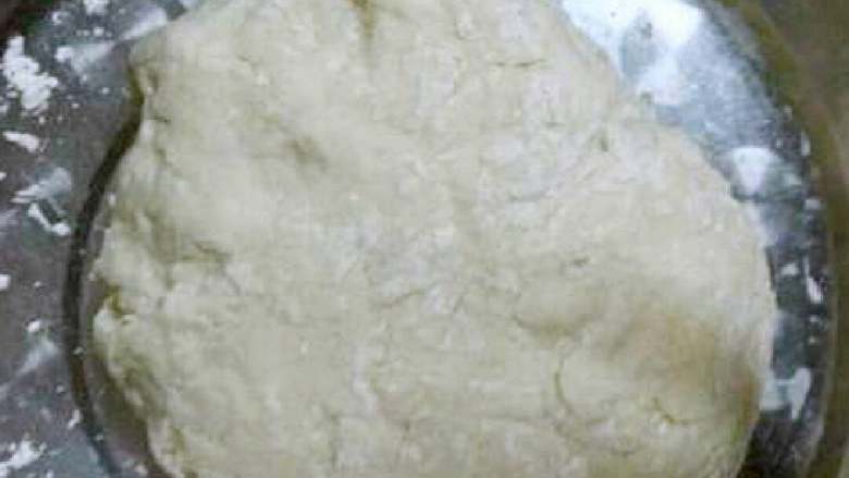 自制手擀面#面条变身计划#,面粉加入适量的水,初步和成面团,比较干一点(我今天和的湿了一点)盖上蒸屉布醒10分钟。