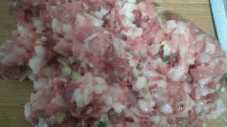 肉圆子,先将瘦肉和肥肉分别切成丁,再一起剁,剁得差不多的时候将葱切成细末放进去,倒点黄酒和老抽去腥和调味,再剁均匀