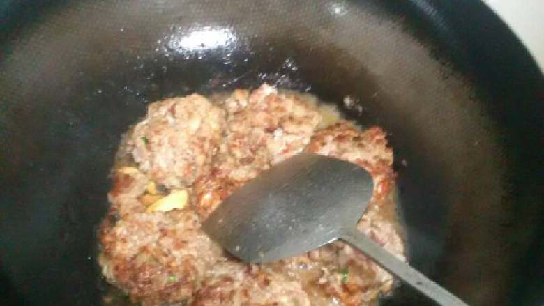 肉圆子,煎至两面都金黄色或带点棕色,再倒入少量黄酒炖一下