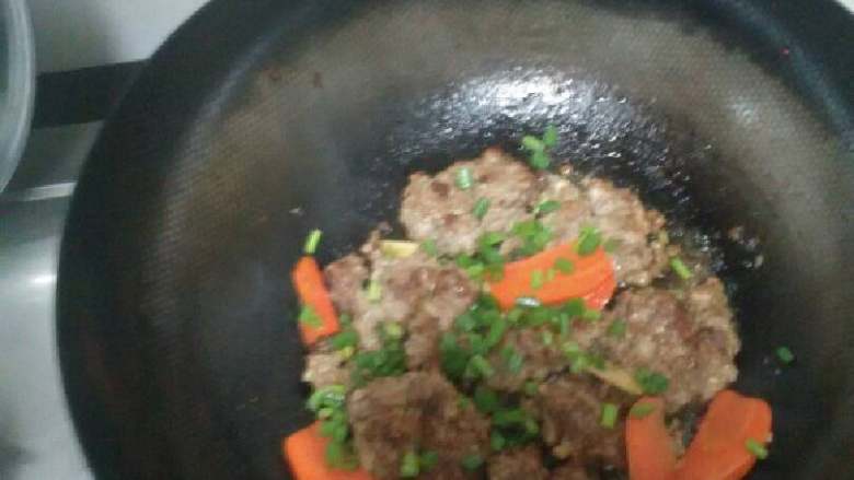 肉圆子,等水烧的快没了的时候加葱叶,轻轻翻炒一下关火,注意翻炒两三下均匀后就可以了