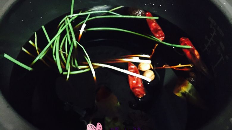 五香鹌鹑蛋,所有材料放电饭煲里,加入适量的水,放进鹌鹑蛋。没有电饭煲什么锅都可以,小火半小时