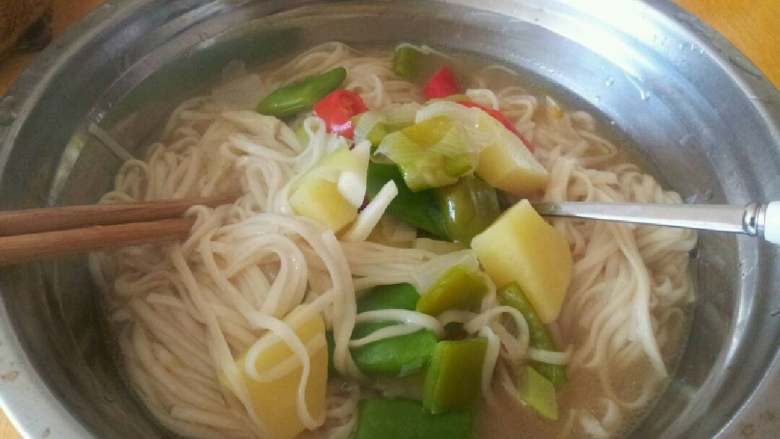 土豆豆角炖面条。