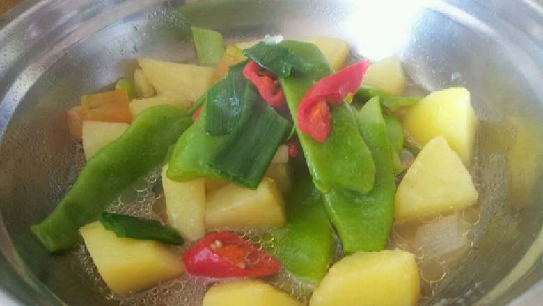 土豆豆角炖面条。,土豆切块，豆角切块。准备好，蒜末，葱末。油倒入锅中，放葱蒜末炒爆香。把土豆和豆角倒入锅中翻炒，再倒入3杯水。