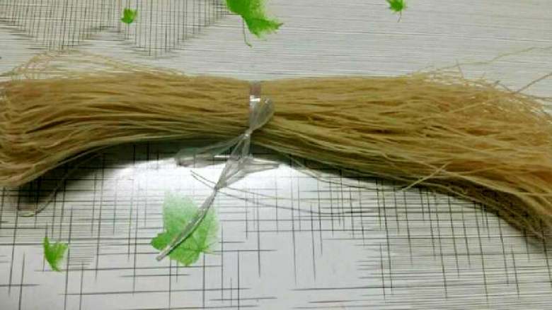 活索粉(家乡美食)#面条变身计划#,粗长粉干
