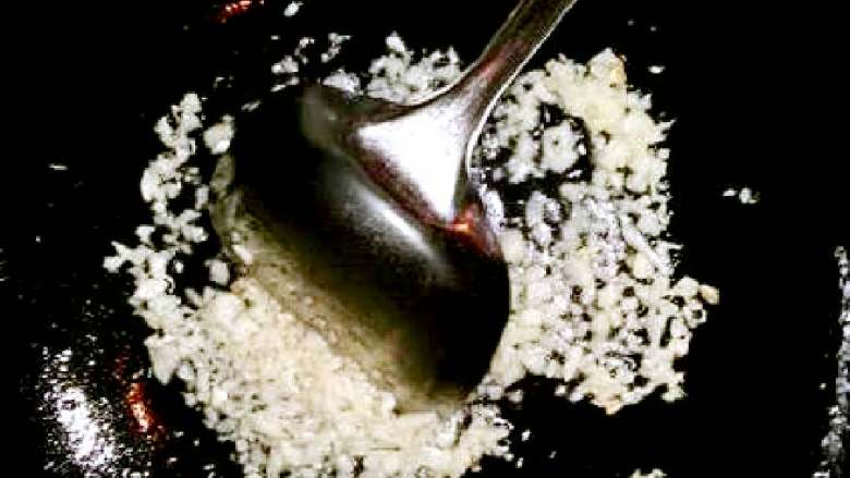活索粉(家乡美食)#面条变身计划#,锅烧热倒入一点点色拉油,爆香蒜末