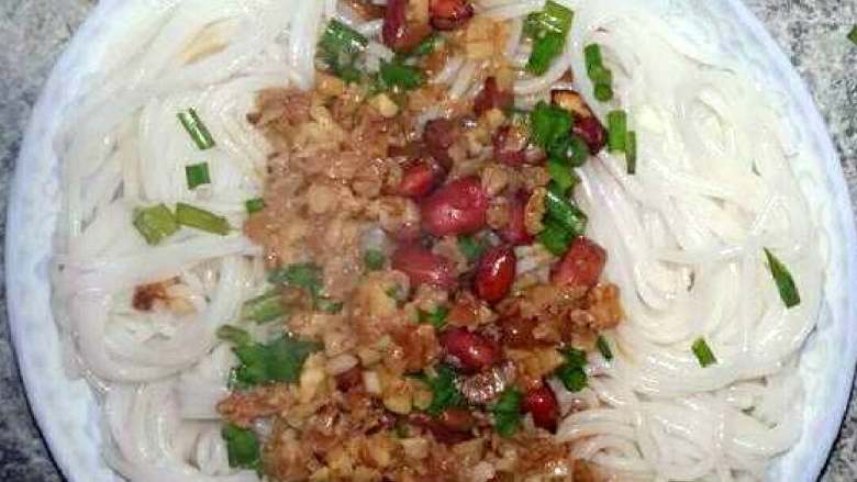 活索粉(家乡美食)#面条变身计划#,倒在粉干上