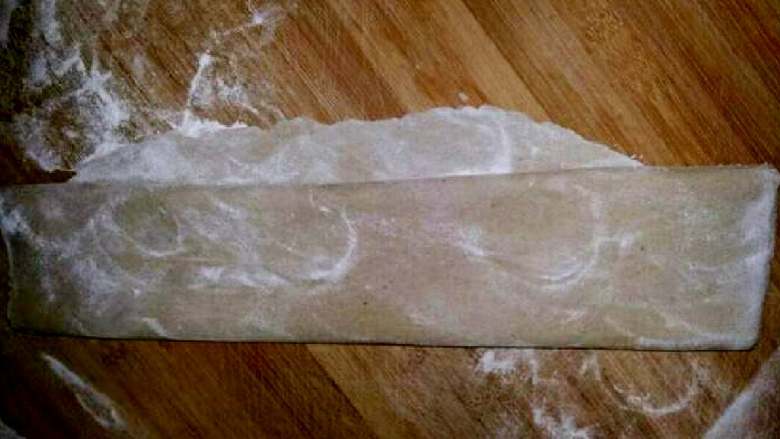 荞麦手擀面(家乡美食)#面条变身计划#,撒上干面粉卷起