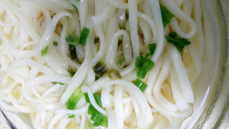 简单美味的阳春面+#面条变身计划#,一碗香喷喷的阳春面就做好了,看看香不香