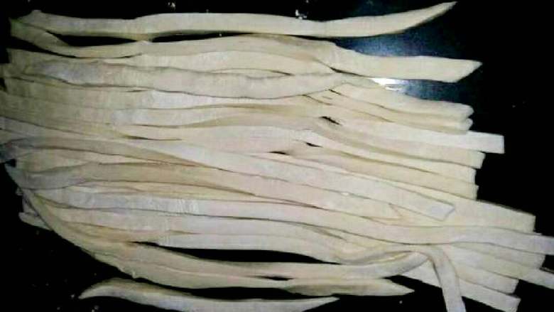米筛爬(家乡美食)#面条变身计划#,切成像小拇指大小的长条备用。