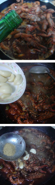 香辣小龙虾 ,放入蒜瓣、<a style='color:red;display:inline-block;' href='/shicai/ 829'>十三香</a>再煮两分钟