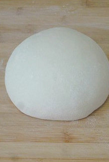 【葱油饼】,然后再加入凉水和成光滑的面团。
