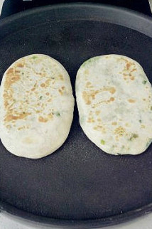 【葱油饼】,烙至两面微黄,有葱油饼的香味冒出即可。