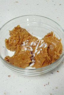 【低粉花生酱面包卷】,揉面的过程中可以做馅料,将花生酱跟淡奶油放入碗中。