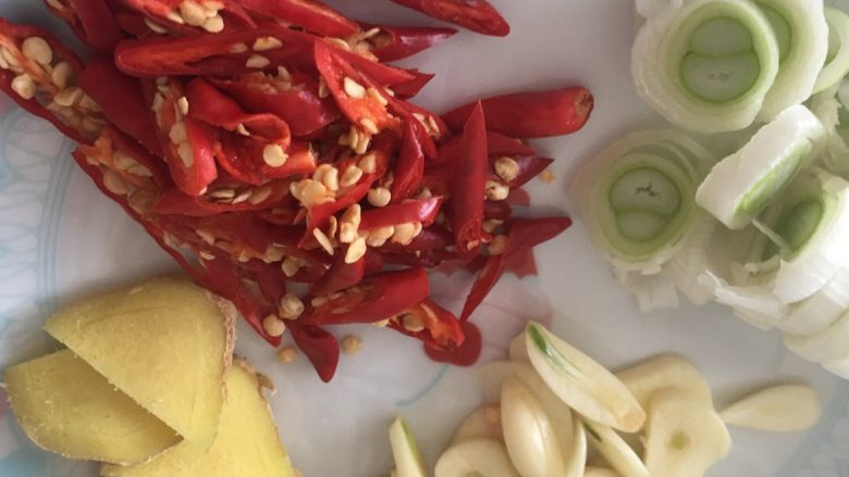 肉末青菜,锅内放油，油热后放入辣椒，<a style='color:red;display:inline-block;' href='/shicai/ 37'>姜</a>蒜，<a style='color:red;display:inline-block;' href='/shicai/ 29'>洋葱</a>