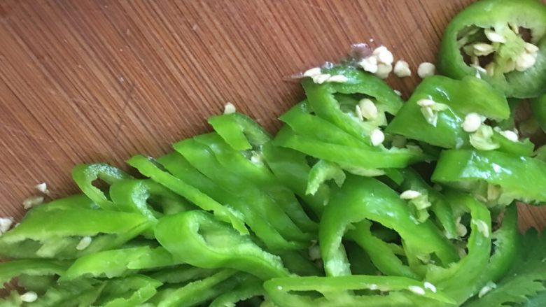 爆炒牛肉丝,锅内放入油，热后放姜蒜，<a style='color:red;display:inline-block;' href='/shicai/ 29'>洋葱</a>，青红辣椒